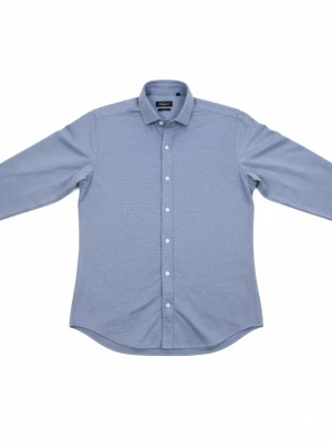 Blå skjorta från Dressmann  - Klassisk ljusblå skjorta från Dressmann i slim fit-modell. Skjortan har långa ärmar, vita knappar framtill och en stilren krage. Tillverkad i mjuk bomull som känns skön mot huden. Perfekt för dig som gillar en enkel men snygg look. Den är helt ny och säljes pga att den var för stor. Inga defekter alls. Hör av er vid frågor! 