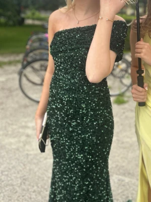 Balklänning - Nu säljer jag världens finaste balklänning!💗 de tre första och två sista bilderna är mina och om ni vill ha fler är det bara att fråga💗 märket är pink & purple som är en butik i Malmö, färgen är grön och ser helt perfekt ut på bilder osv. 