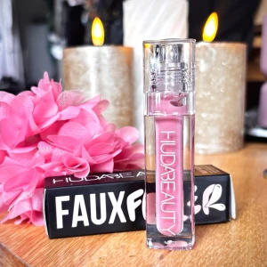 Huda Beauty Faux Filler ”Sugar Baby”! - Huda Beauty Faux Filler lipgloss ”Sugar Baby” med veganskt kollagen & E-vitamin, krämig textur & en multidimensionell glans. 3,9 ml. Oanvänt med kartong.