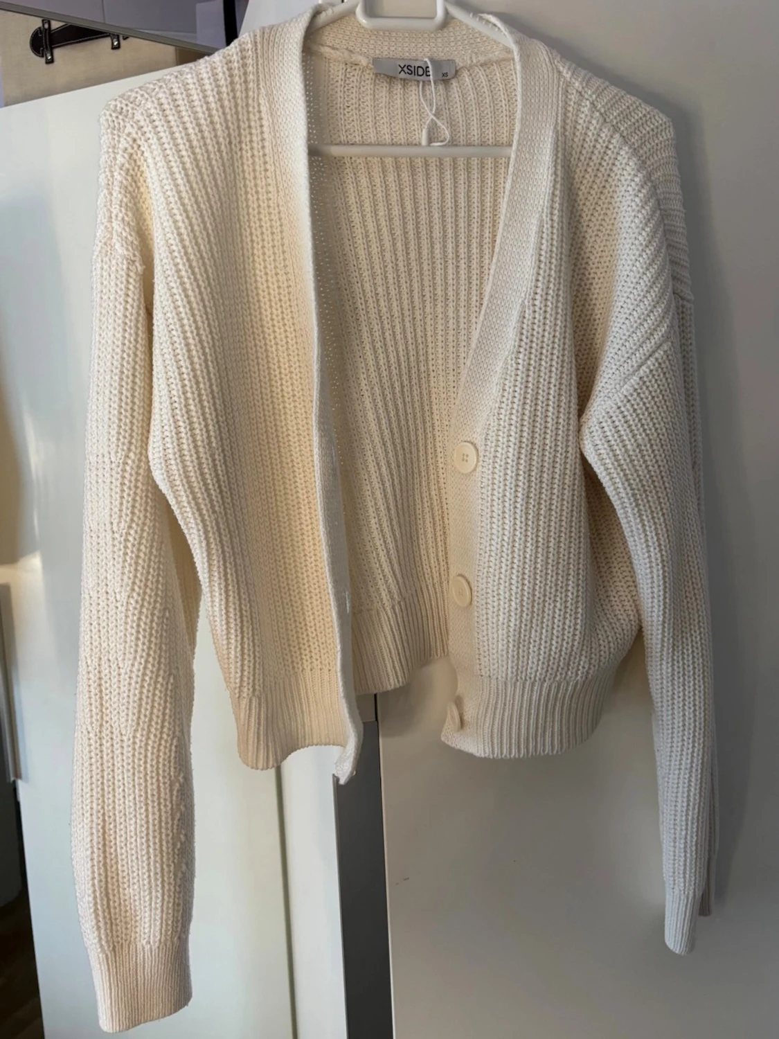 Vit ribbstickad kofta - 1