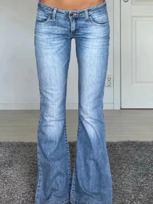 Blåa jeans - Säljer nu mina blåa jeans eftersom att dem inte passar längre. Dem är lite slitna nedtill annars jätte fina.                                                     Midjemåttet är 35cm och innerbenslängden är 86cm                                     Jag är öppen för prisförslag. 