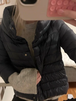 Mörkblå pufferjacka från Herno  - Mörkblå pufferjacka från Herno med högre krage och guldiga knappar. Jackan är 3/4 ärmad och passar en S. Jag möts endast upp (i Stockholm) då jag inte vill att den försvinner i posten + att ni slipper betala frakt osv. 