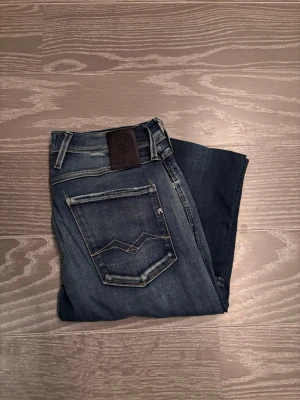 Replay anbass - Säljer ett par Replay anbass i storlek 32/32. Jeansen har slitningar vid knäna och är bara använda fåtal gånger och där med inga defekter. Hör av er vid frågor.