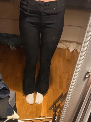 Lågmidjade kostymbyxor  - Jättesnygga lite ribbade kostymbyxor från Urban outfiters jag säljer för att dem är lite för korta för mig. Jag är 165 cm lång skulle säga att dem passar i längden på någon som är 160 och neråt. Byxorna var ett litet hål där framme men skulle inte säga att de syns så mycket. Priset går att diskutera 