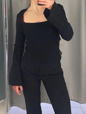 Svart ribbad topp med utsvängda armar  - Trendig Tröja från hm, använd några gånger men fof bra skick