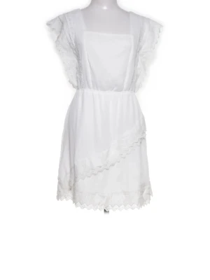 Vit  klänning med spetsdetaljer - Söt vit kortklänning med volangärmar och spetsdetaljer längs kanterna. Klänningen har en omlottliknande kjol och v-ringad rygg med knytband. Perfekt för studenten eller sommaren 