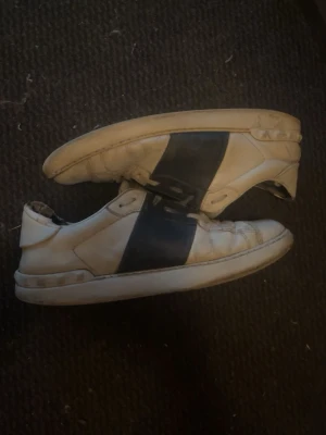 Valentino opens navy - Valentino opens i blå och vitt. Skorna är slitna men funkar fortfarande för vardagligt bruk⭐️ Färgen är lite sliten på den blåa remmen (Syns på bild 3)👀 Insidan är också sliten och framsidan har även en liten skada. Skriv för fler bilder/frågor. Öppen för prisförslag💯 