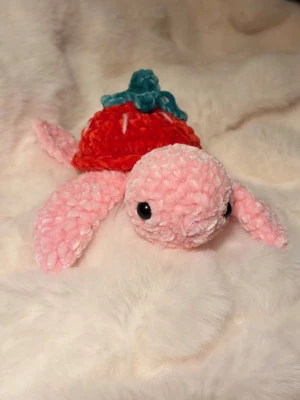 Rosa sköldpadda 🐢  - Gullig handgjord virkad rosa jordgubbes-sköldpadda 🐢🍓