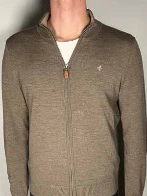 Morris merinoull zip - Säljer en riktigt snygg och trendig Morris merinoull helzip i fint skick, storlek S, vid frågor är det bara att skriva //Gramenti
