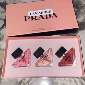 Prada Paradoxe parfymset 3x30ml - Exklusivt parfymset från Prada med tre olika dofter ur Paradoxe-serien. Flaskorna är trekantiga i glas med svarta lock och rosa, ljusrosa och orange toner. Lyxig förpackning i rosa med svart text. Varje flaska innehåller 30 ml Eau de Parfum och är påfyllningsbar.