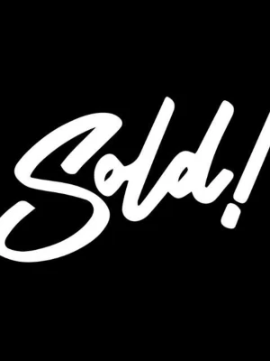 Burberry halsduk - Säljer en klassisk rutig halsduk från Burberry i 100% kashmir. Halsduken har mörkblå och grå toner med inslag av rött och fransar i kanterna. Perfekt accessoar för att lyfta din outfit.