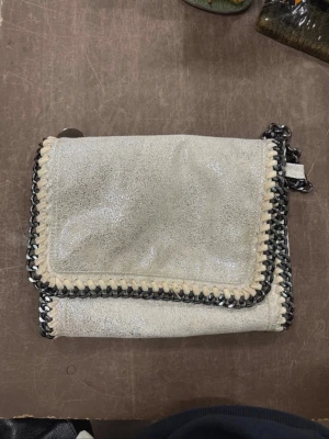 purse  - vit skimmer väska med kedje band