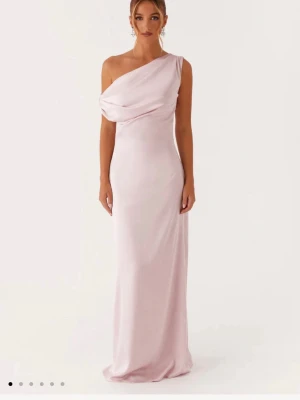 Ljusrosa balklänning från peppermayo  - Säljer min balklänning från peppermayo, mycket fint skick, andvänd en gång. Jag är 170 och den är ner till fötterna på mig 