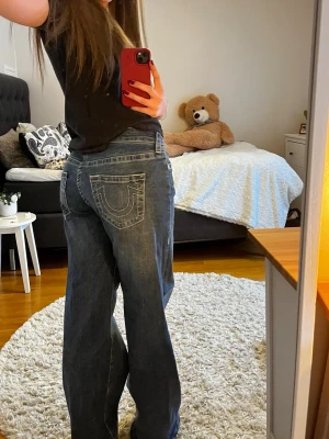 BOBBI BAGGY JEAN, DARK WASH - True Religion - BOBBI BAGGY JEAN - DARK WASH. Snygga blå jeans i jättefint skick från True Religion med wide leg-passform och låg midja. 