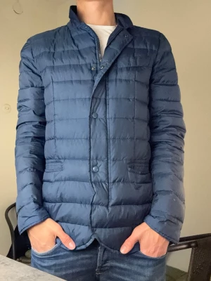 Herno Jackkavaj - Säljer en riktigt snygg Jackkavaj från Herno, skick 9/10 storlek-passform M, Hör av dig om du har några frågor eller funderingar Pris kan diskuteras vid snabbt köp!🤝🙌