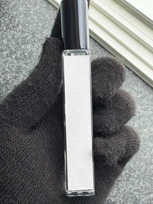 Kayali Yum Pistachio Gelato parfym - Kayali Yum Pistachio Gelato är en elegant parfym i en rektangulär glasflaska med svart lock. Flaskan har en stilren, minimalistisk design med diskret text på framsidan. Perfekt för dig som gillar lyxiga och unika dofter.