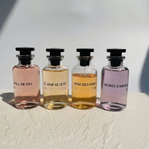 Set med 4 Louis Vuitton parfymer - Säljer fyra exklusiva parfymflaskor från Louis Vuitton: Spell On You, Le Jour Se Lève, Rose Des Vents och Heures d’Absence. Perfekt för dig som älskar lyxiga dofter. Dekantering 4 x 10ml =40 ml. 