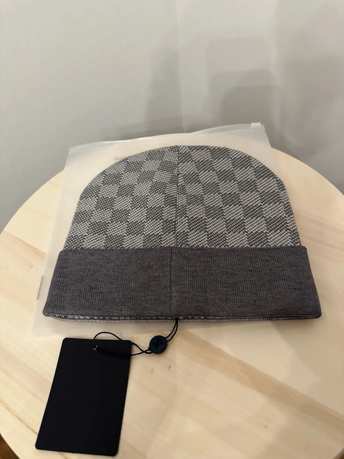 Grå L.V mössa med rutmönster - 3