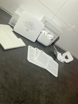 AirPods PRO 3  - Säljer dessa åt en vän som inte finner någon nytta med dom, och hoppas på att de ska levereras till en lycklig köpare 😊  Modell: AirPods Pro 3 Färg: Vit Skick: Nästan som nya