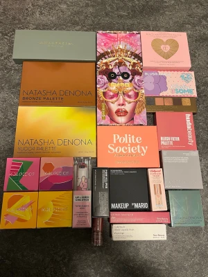INTRESSEKOLL!! KÖP EJ ❤️ - Intressekoll! Säljer NYTT smink mycket billigare eftersom jag fått massa i present eller spontanköpt hehe! Upp till 50% billigare speciellt om du vill ha paket pris med flera produkter (gäller även andra annonser). Lagt upp allt individuellt men säg till om du vill ha paketpris ❤️