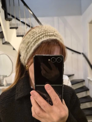 Handstickat/Fluffigt pannband i mossgrönt & krämvitt - Superfint och mjukt pannband i ett härligt fluffigt material (mohair-look). Pannbandet har ett fint mönster i mossgröna och krämvita toner som passar perfekt till vinterns alla outfits. Det är stretchigt, varmt och sitter väldigt bekvämt utan att trycka.