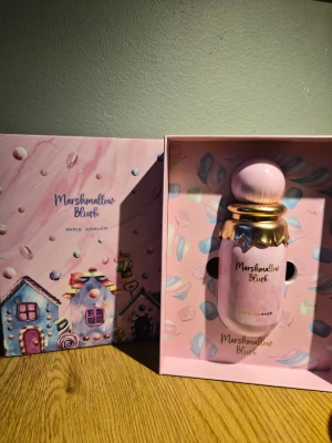 Marshmallow Blush parfym Paris Corner - Mängd på bild 3 ca 10ml användt..  Toppnoter Citron, Jordgubbe, Hallon  Mellannoter Apelsinblomma, Grädde, ambroxan  Basnoterna Vanilj, Marshmallow, Mysk