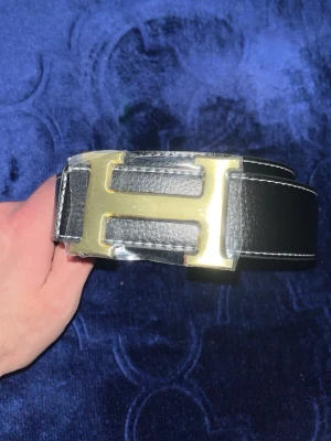 Svart bälte guld - Sprillans nytt och oanvänt, 110-115cm. Ingår håltagningssnål!