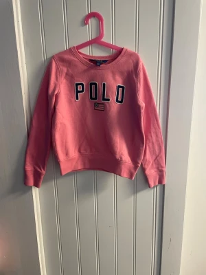 Rosa sweatshirt från Polo Ralph Lauren - Säljer en rosa sweatshirt från polo Ralph lauren i barnstorlek, passar 7-10 åring, storlek M, något nopprig men inget som syns. Kontakta om du är intresserad!