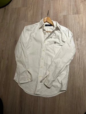 Ralph Lauren skjorta  - Vit Ralph lauren skjorta som ny storlek S passar även M 
