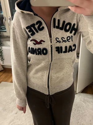 Beige hoodie från Hollister - Säljer en beige zip-hoodie från Hollister💕
