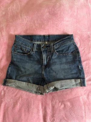 Levi’s jeansshorts  - Blå Levi’s jeansshorts med låg midja. 