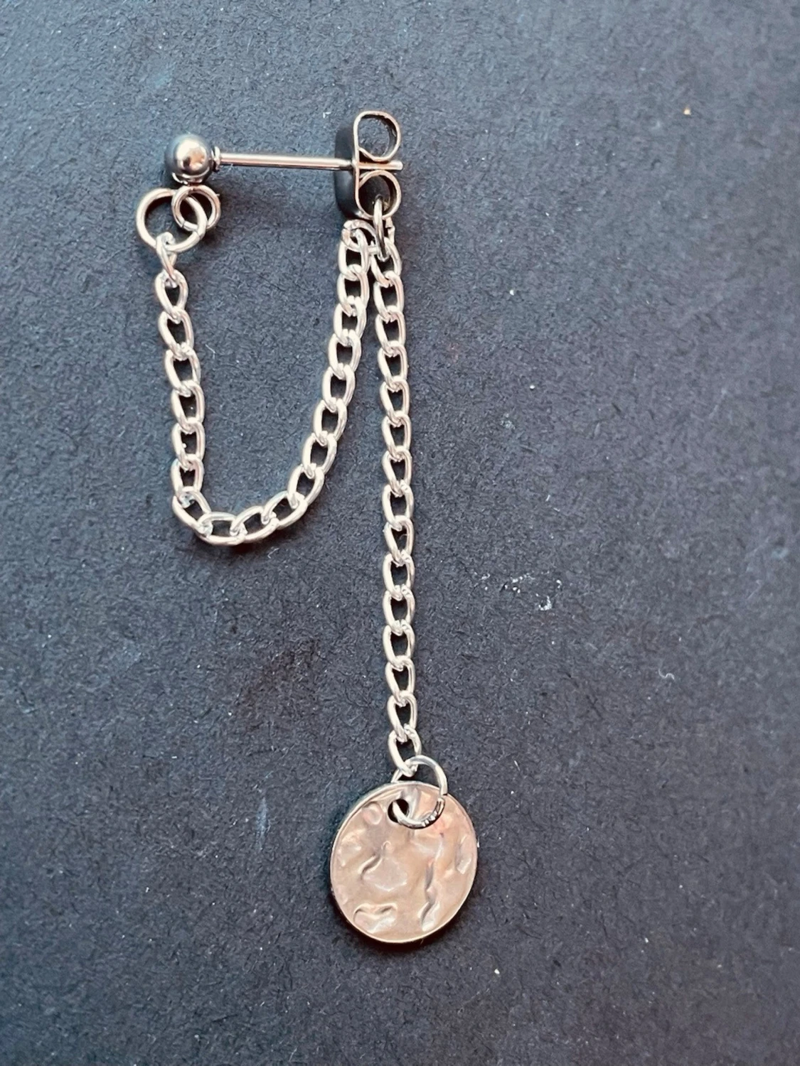 By prisförslag - 1 st Silvrigt örhänge med kedjor och bricka - 1