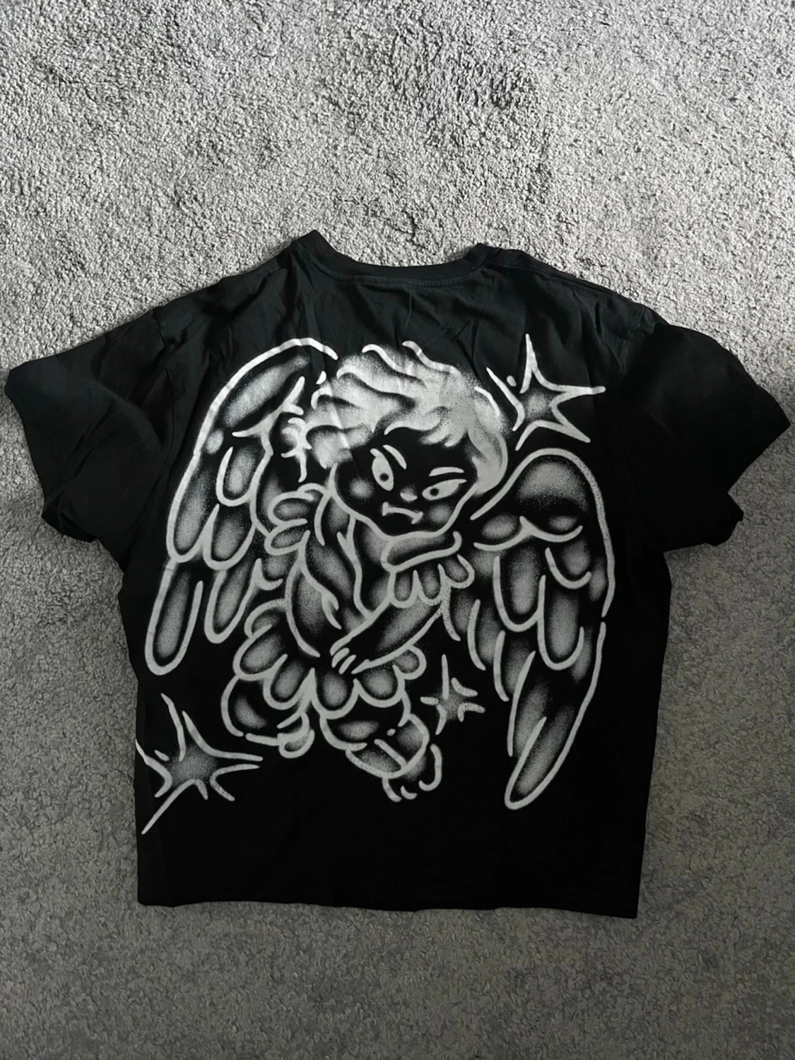Svart Dark Halo t-shirt med ängel - 1