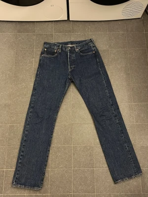 Levi's 501 - Ett par nästan helt nya Levis 501:or. Storlek: W31 L32. Priset går att diskutera.