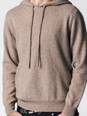 Beige Kashmir hoodie  - En enkel och stilren grå hoodie med huva och dragsnören. Hoodien har långa ärmar och ribbade muddar vid ärmslut och nederkant. Perfekt för en avslappnad look och passar bra till jeans eller mjukisbyxor.