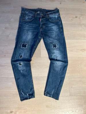 Blåa Dsquared Jeans Slim fit W33/50 - Fina Blåa DSQUARED2 Jeans med revor/hål och slitningar i blå färg. | Jeansen är i mycket bra skick och sparsamt använda. |  Äkta som allt annat jag säljer! ✅~  Storlek: 50 = W33 | Skick: Mycket Bra Skick | Färg: Blå | Märke: DSQUARED2 | Modell: Jeans |  Hör gärna av dig vid frågor så svarar jag så fort jag kan! 😁|  