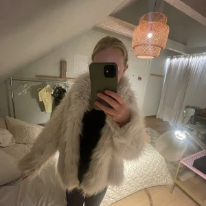  fluffig pälsjacka - Säljer en supermjuk och fluffig pälsjacka med långärmad modell. Jackan har en oversized känsla. Den har ingen synlig knäppning framtill och är helfärgad utan mönster.