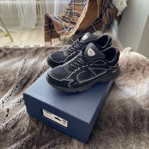 Svart B30 - Ganska lätt använda inga hål eller konstigheter, box, dustbag och extra snören medföljer vid köp. Vid funderingar är det ba att skriva 😁