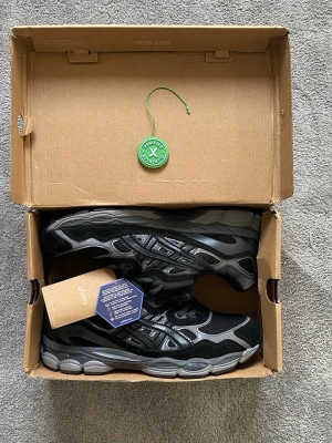 Asics gel nyc - Säljer ett par ASICS GEL-NYC i oanvänt skick. Skorna är köpta från StockX och kommer med deras verifieringstagg som bekräftar äktheten. Aldrig använda eller provade utomhus. Storleken är 43,5 men små i storleken så mer som 42,5  Originalkartong medföljer, kartongen är i okej skick med normalt slitage från frakt.