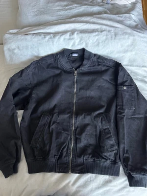 Svart bomberjacka från Zara - Säljer en svart bomberjacka från ZARA. Jackan har en ficka med knapp på ena ärmen. Storlek (M) Skriv via dm vid funderingar 💬