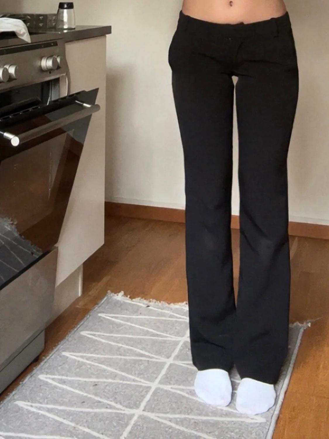 Svarta utsvängda kostymbyxor - 1