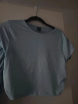 Ljusblå croppad t-shirt, och kjol set - En enkel och stilren ljusblå croppad t-shirt med rund halsringning och korta ärmar. Perfekt för en avslappnad och trendig look. Tillverkad i mjuk bomull som känns skön mot huden. För fler bilder/information skriv gärna, priset kan justeras 🤗❤️