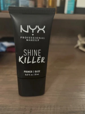 NYX Shine Killer Primer 20 ml - NYX Shine Killer Primer är en mattande primer i svart tub på 20 ml. Perfekt för att få bort glans och skapa en slät bas innan sminket. Tuben är smidig och lätt att ta med i necessären. Passar dig som vill ha en matt finish och jämn hudton. För fler bilder/information skriv gärna, priset kan justeras 🤗❤️