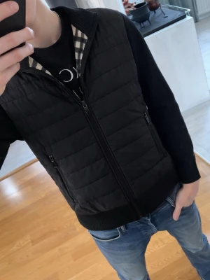 Svart cardigan - Riktigt fet svart cardigan storlek M. Pris kan diskuteras vid snabb försäljning!!