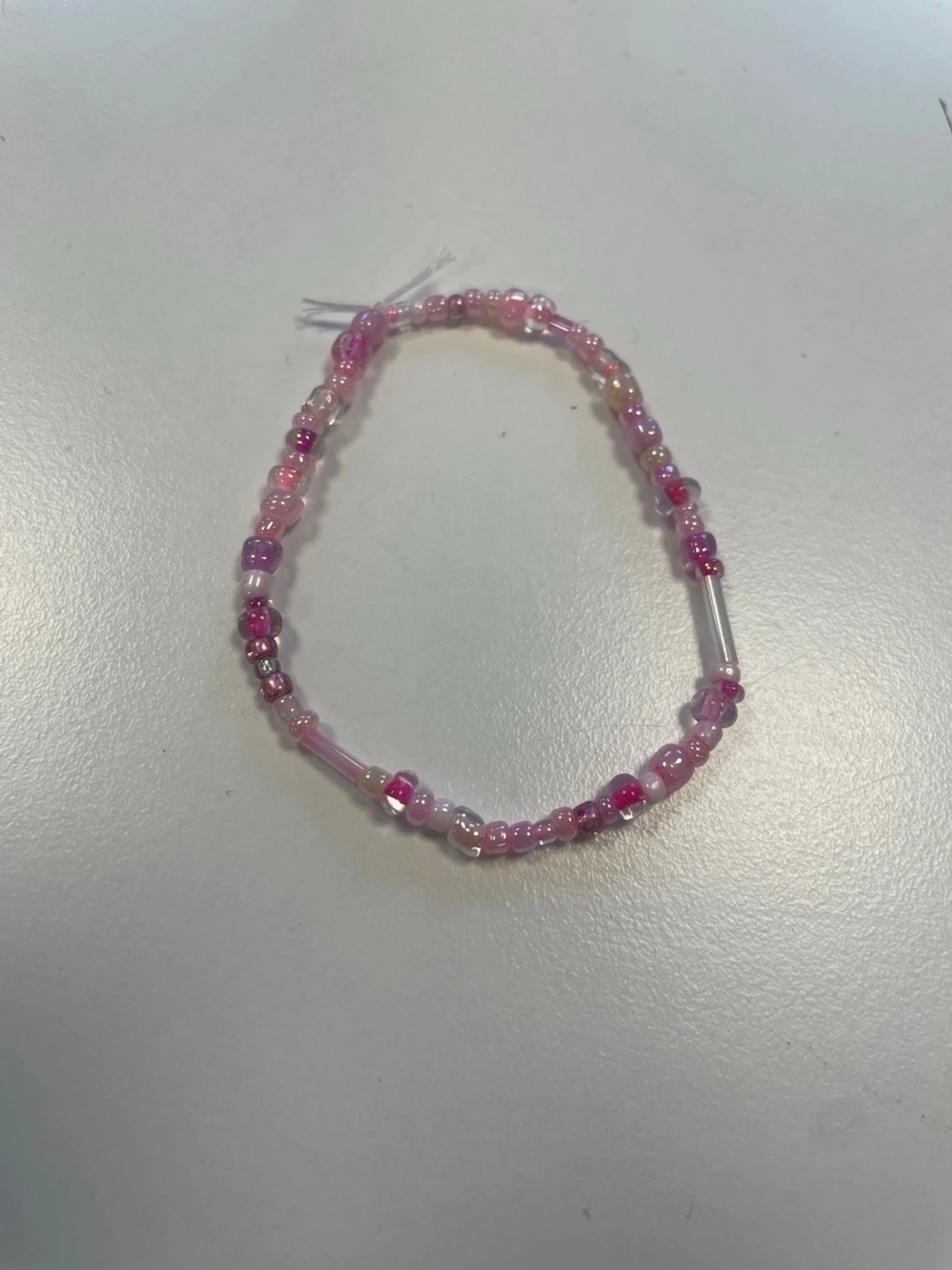 Rosa pärlarmband med små glaspärlor