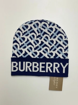 Burberry Mössa  - Helt ny aldrig använd. Storlek: One Size. Snabb frakt