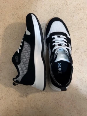 Skor - Vit svarta skor 