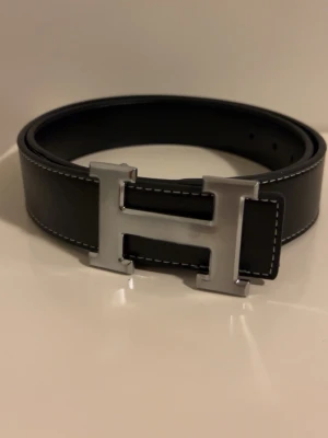 Svart H bälte  - Helt nytt 110cm