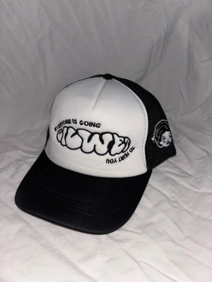 Svart/vit keps - ✦ Helt ny 🆕 ✦ Justerbar ✅ ✦ One size 👤 ✦ Snabb frakt 🚚 ✦ Frågor eller fler bilder? Skriv 📩