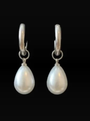 Silvriga örhängen med droppformade pärlor - Priset avser ett par örhängen och Matchande halsband finns i en separat annons. Finns även i guldfärgad variant.  • Material: Rostfritt stål och       ABS (Det står för Acrylonitrile             Butadiene Styrene) för pärlorna • Längd: ca 30 mm • Nickelfria och handgjorda      